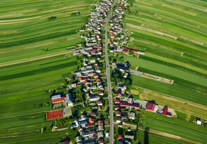 Posebno selo u Poljskoj: Ovdje svi stanovnici žive u jednoj ulici, a prizori iz zraka su nestvarni