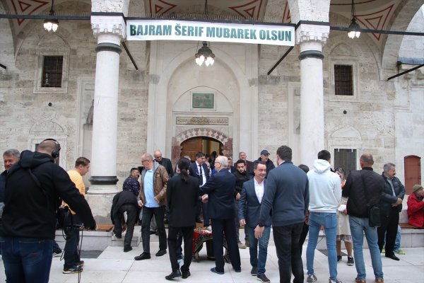 aa-20220502-27743840-27743836-vjernici-klanjali-bajramnamaz-u-ferhadiji-u-banjaluci-bajram-je-trenutak-radosti-1