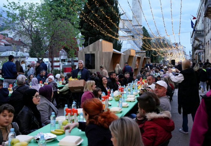 Mostar: Skoro 1.500 postača i gostiju na zajedničkom iftaru na otvorenom