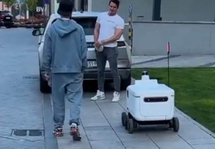 ROBOTI ZA DOSTAVU KRENULI DA RADE U BEOGRADU?! Svi u ŠOKU gledali kako se četvrtasta kutija kreće po glavnom gradu Srbije (VIDEO)