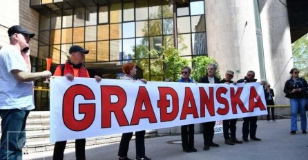 Počinje protest u Sarajevu: Pogledajte trenutno stanje ispred zgrade Parlamenta FBiH