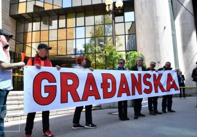 Počinje protest u Sarajevu: Pogledajte trenutno stanje ispred zgrade Parlamenta FBiH