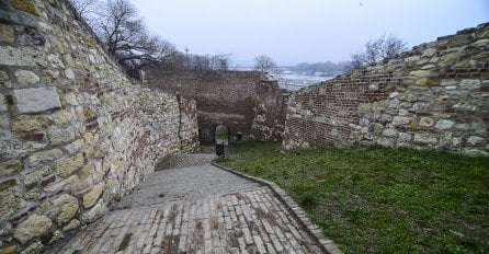 Užas na Kalemegdanu: Pronađeno tijelo u žbunju s ranom od metka u glavi