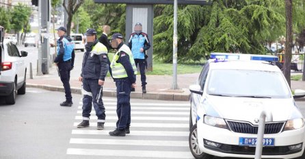 2 DRUGARICE LEŽE, NE ZNAMO DA LI SU ŽIVE Učenici u školi na Vračaru u panici: Jako smo se uplašili