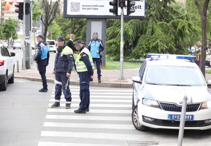 2 DRUGARICE LEŽE, NE ZNAMO DA LI SU ŽIVE Učenici u školi na Vračaru u panici: Jako smo se uplašili