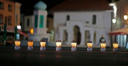 Osam svijeća za osam ubijenih đaka: Građani Tuzle odali počast žrtvama