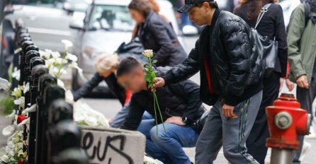 POZNATI GLUMAC S BIJELIM RUŽAMA DOŠAO ISPRED ŠKOLE, NA LICU MU BOL I OČAJ: Prizor isuviše potresan (FOTO)