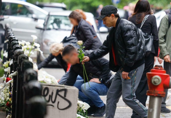 POZNATI GLUMAC S BIJELIM RUŽAMA DOŠAO ISPRED ŠKOLE, NA LICU MU BOL I OČAJ: Prizor isuviše potresan (FOTO)