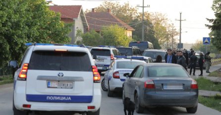 PRVA FOTOGRAFIJA HAPŠENJA UBICE IZ MLADENOVCA Uroš Blažić u kolima sa vezanim rukama (FOTO)