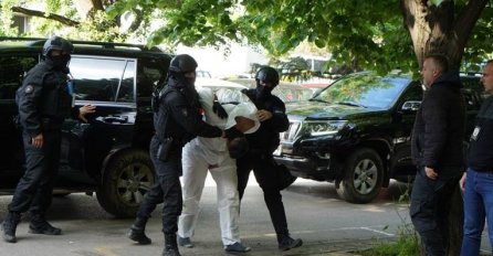 Ubicu priveli u policiju. Doveli ga u kombinezonu, na nogama samo čarape