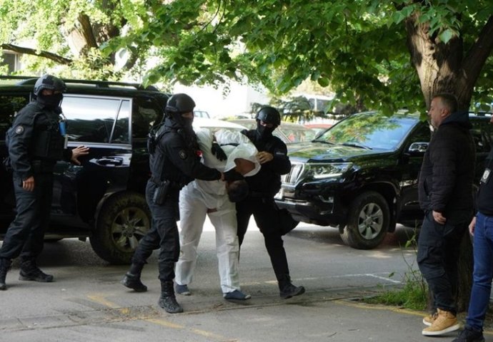 Ubicu priveli u policiju. Doveli ga u kombinezonu, na nogama samo čarape