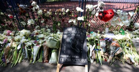 Djevojčica zanijemila kraj plakata sa slikama ubijenih prijatelja: “TO SAM JA!”