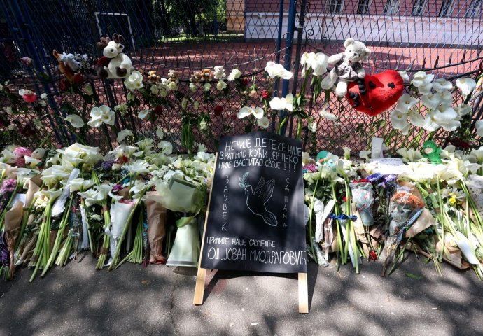 Djevojčica zanijemila kraj plakata sa slikama ubijenih prijatelja: “TO SAM JA!”