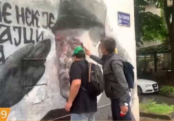 Građani uklanjaju mural ratnog zločinca Ratka Mladića na Vračaru