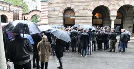 "ČUVAJ ME ODOZGO" Bolne riječi drugarice stradale djevojčice: Desetine ljudi ispraća S. N. koja je ubijena u masakru u OŠ "Vladislav Ribnikar"