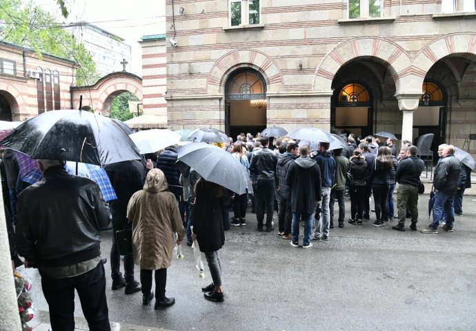 "ČUVAJ ME ODOZGO" Bolne riječi drugarice stradale djevojčice: Desetine ljudi ispraća S. N. koja je ubijena u masakru u OŠ "Vladislav Ribnikar"