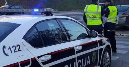 U Sarajevu poginuo vozač: Automobilom udario u betonski zid pa u poslovni prostor