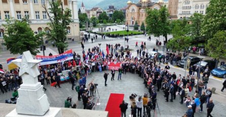 Dan pobjede u Banjaluci uz Marš besmrtnog puka, zastave Jugoslavije i Rusije