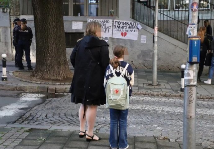 HOĆE LI NAS NEKI DRUGI ČIKA DOČEKATI UMJESTO NAŠEG DRAGANA?! Učenici OŠ "Vladislav Ribnikar" se vraćaju u klupe: Roditelji ih u suzama dovode!