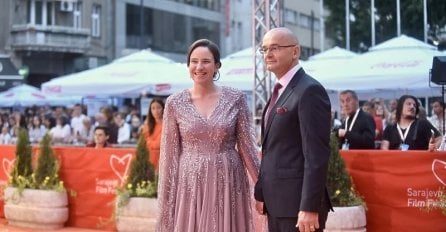 Gradonačelnica Sarajeva Benjamina Karić donirala svoju haljinu za matursko veče