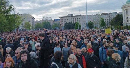 Pogledajte NEVJEROVATNU fotografiju sa protesta u Beogradu: Evo šta je snimljeno (FOTO)