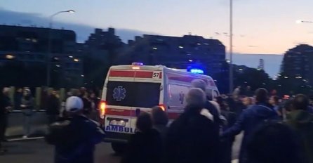 Kola Hitne pomoći uletjela među protestante: POGLEDAJTE NJIHOVU REAKCIJU (VIDEO)