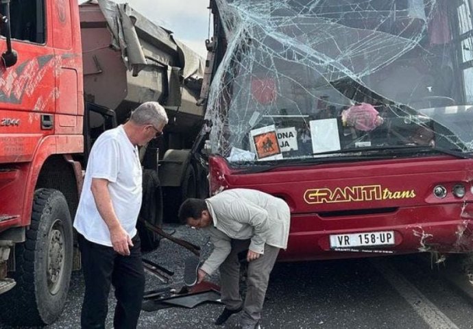 Nesreća na putu Priština - Peć: Povrijeđeno 30 osoba u sudaru autobusa, automobila i kamiona