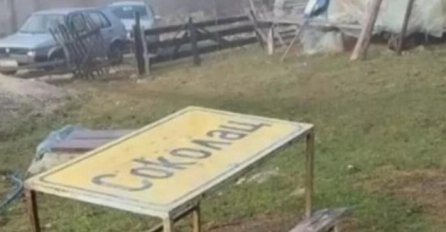 SLIKA IZ BOSNE KOJA JE NASMIJALA CIJELI REGION: Od saobraćajne table sa nazivom mjesta napravio sto, pa ga stavio u dvorište