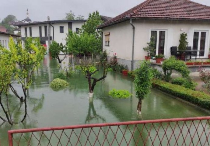 Alarmantno u bihaćkom naselju Pokoj: Prekinuta putna komunikacija sa gradom