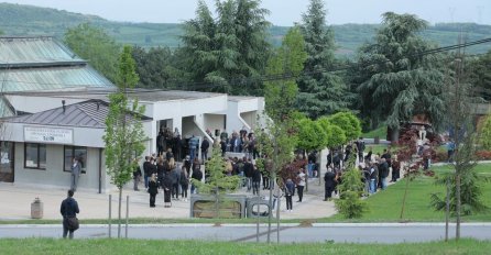 SAHRANA 10. ŽRTVE MASAKRA U ŠKOLI NA VRAČARU: Potresne scene na groblju Lešće, patrijarh Porfirije služi opelo