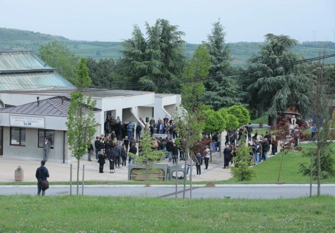 SAHRANA 10. ŽRTVE MASAKRA U ŠKOLI NA VRAČARU: Potresne scene na groblju Lešće, patrijarh Porfirije služi opelo