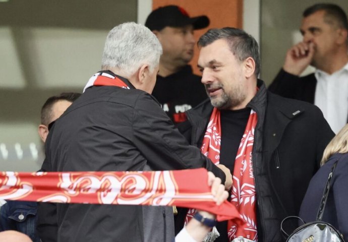 Čović i Konaković sa šalovima klubova na tribinama Bilinog polja