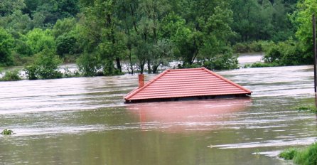 Sablasni prizori: Kuće poplavljene, krovovi vire iz vode u Bosanskoj Dubici