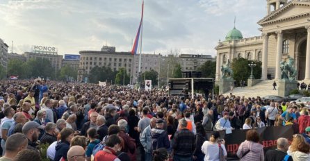 Novi masovni protesti u Beogradu: Hiljade ljudi stižu pred Skupštinu