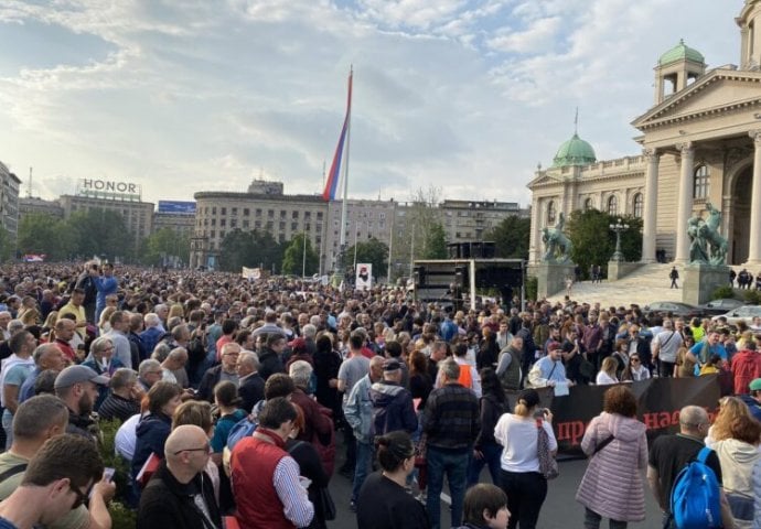 Novi masovni protesti u Beogradu: Hiljade ljudi stižu pred Skupštinu