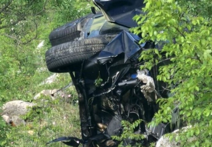 Teška nesreća u Hercegovini: Automobil sletio u provaliju, ima povrijeđenih