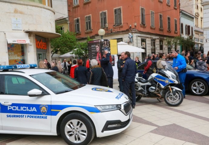 ‘JA ĆU BITI NOVI KOSTA!’ Učenik ušao u razred sa željezom šipkom i prijetio, roditelji kipe od bijesa: ‘Razrednica je za incident saznala tek u petak’