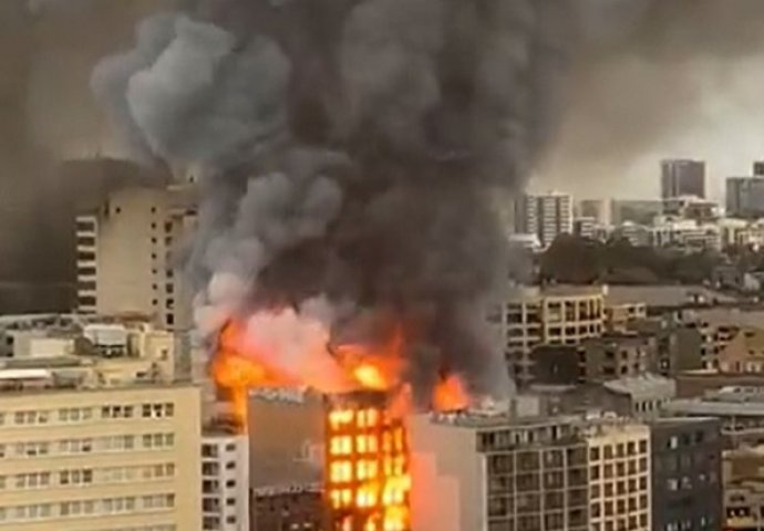 Veliki požar u Sydneyju, diže se gusti dim. Zgrada se počela urušavati