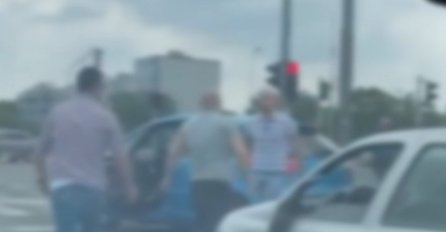 TUČA NASRED RASKRSNICE: Muškarci se vuku, BACAJU PO HAUBI i lome retrovizor! Prizor zaprepastio ljude (VIDEO)