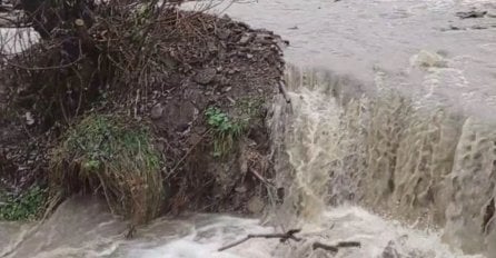 TUKAO GRAD VELIČINE ORAHA, VANREDNA SITUACIJA U REGIONU: Poplavljeni putevi, saobraćaj potpuno u prekidu!