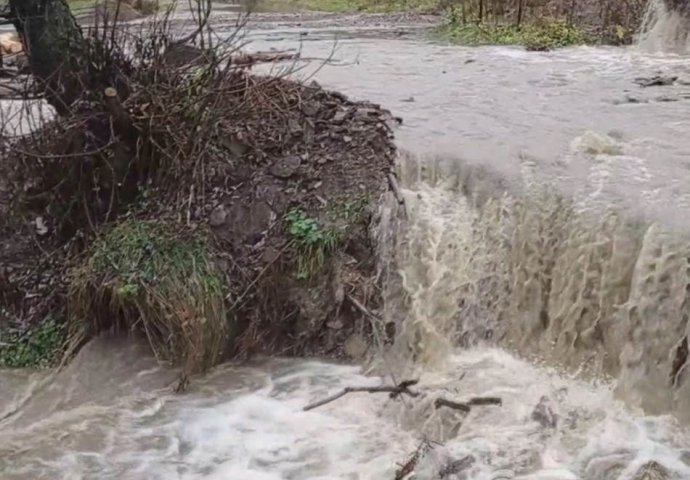 TUKAO GRAD VELIČINE ORAHA, VANREDNA SITUACIJA U REGIONU: Poplavljeni putevi, saobraćaj potpuno u prekidu!