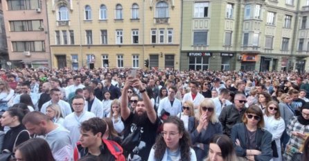 HILJADE GRAĐANA DOŠLO ODATI POČAST AZRI SPAHIĆ: Traze "pravo na pravdu"