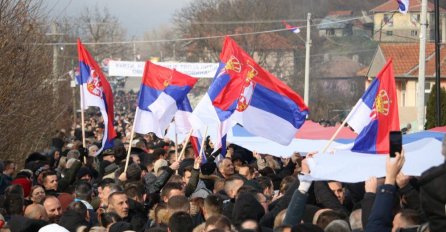 PROTESTI NA SJEVERU KOSOVA: Demonstranti pokušali nasilno ući u zgradu općine, korišten i suzavac