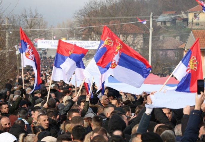 PROTESTI NA SJEVERU KOSOVA: Demonstranti pokušali nasilno ući u zgradu općine, korišten i suzavac