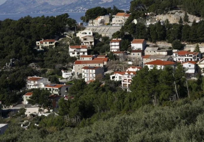 Brat i sestra zatočili i mučili brata kod Makarske, prijetili mu palicom i nožem, traže pola kuće: ‘Slomi mu nogu!‘