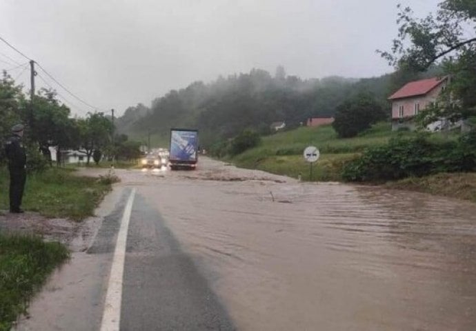 Zbog poplave zatvoren saobraćaj na magistralnom putu M-17