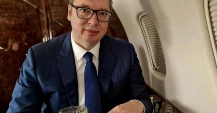 VUČIĆ SE OGLASIO NA INSTAGRAMU IZ AVIONA: Svi gledaju šta mu je na stolu - POGLEDAJTE ŠTA ČITA