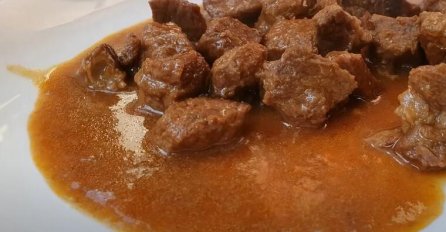 U gulaš uvijek dodajte ovaj sastojak: Meso će biti mekano kao duša, a ukus safta za najveću ocjenu