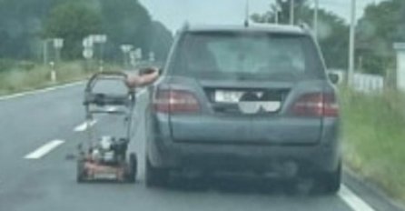 MENI SE ČINI DA KOSI SA KRIVE STRANE: Šokantan PRIZOR na autoputu PREPLAVIO društene mreže! Ljudi su u nevjerici (FOTO)