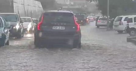 Veliko nevrijeme pogodilo Mostar, problemi u saobraćaju, ulice pod vodom